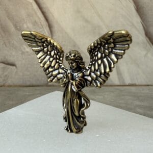 Ängel i mässing, ljus, beskydd och stilla vägledning