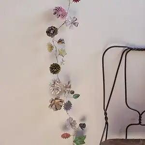 Girlang med blommor & blad i metall