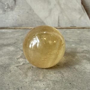 Honungskalcit, klot (med nagg)
