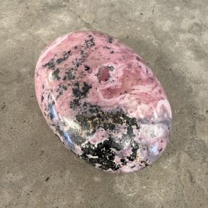 Rodonit, jumbo palmstone (D)