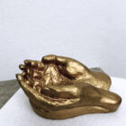 Händer som bär, klotställ guld (small)