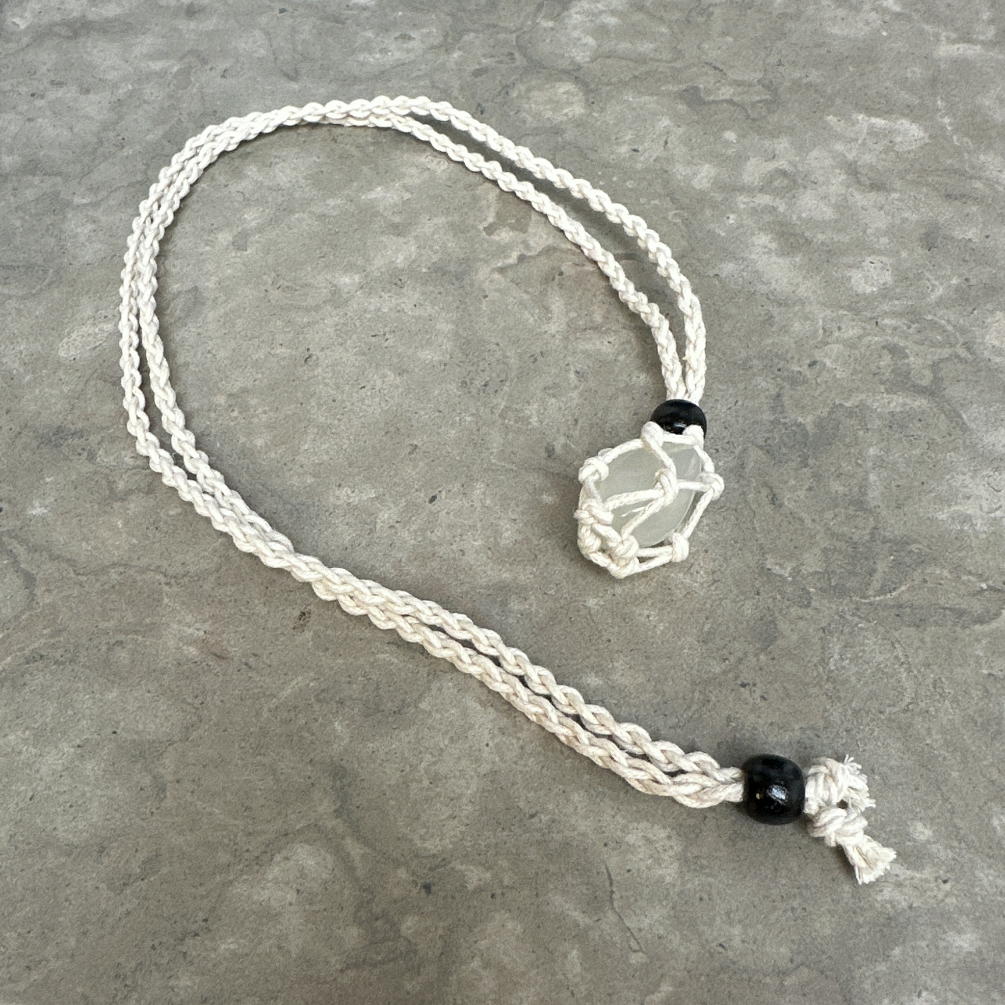 Halsband för kristall i Makramé, vit