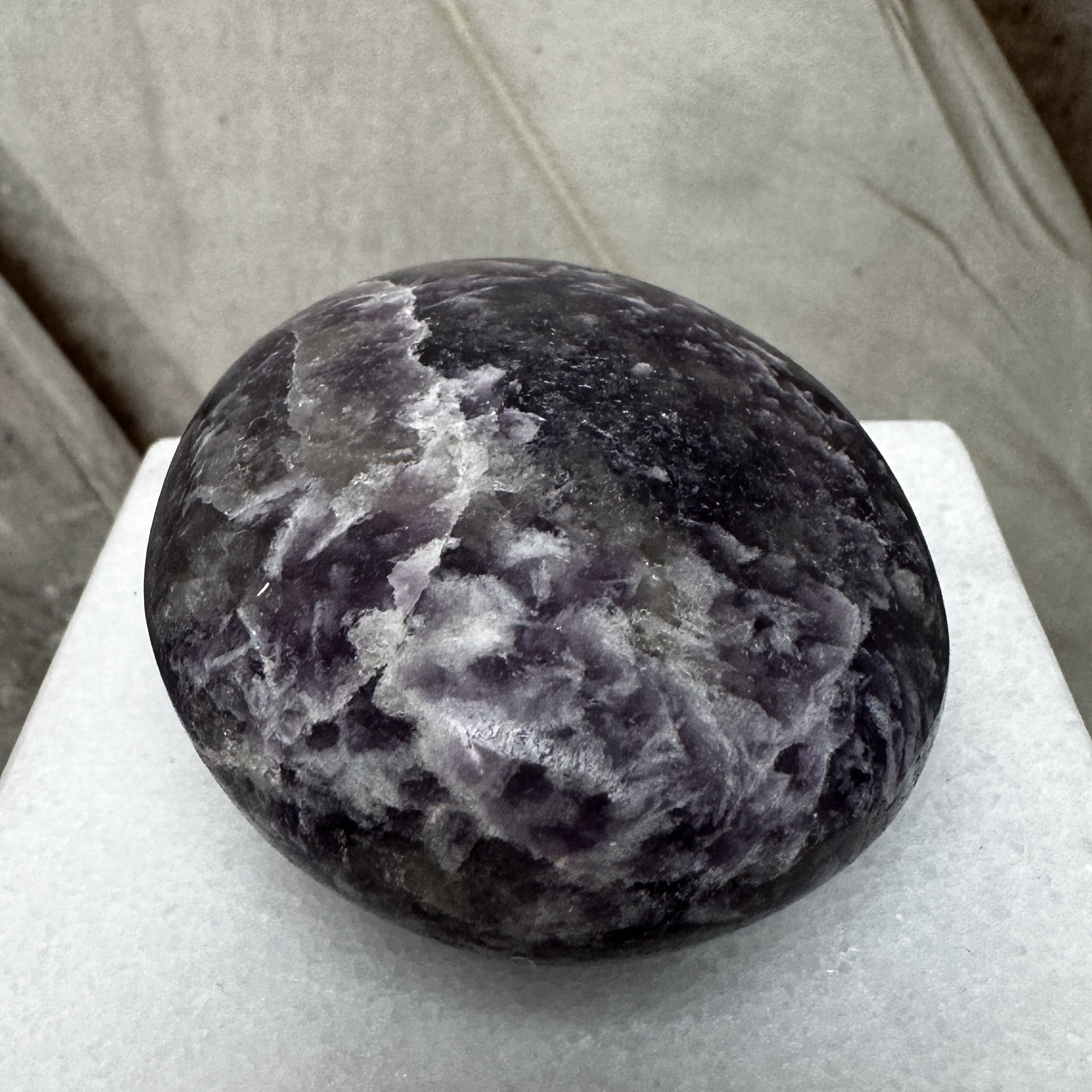 Lepidolit, palmstone (A) Lepidolit, palmstone (A)
