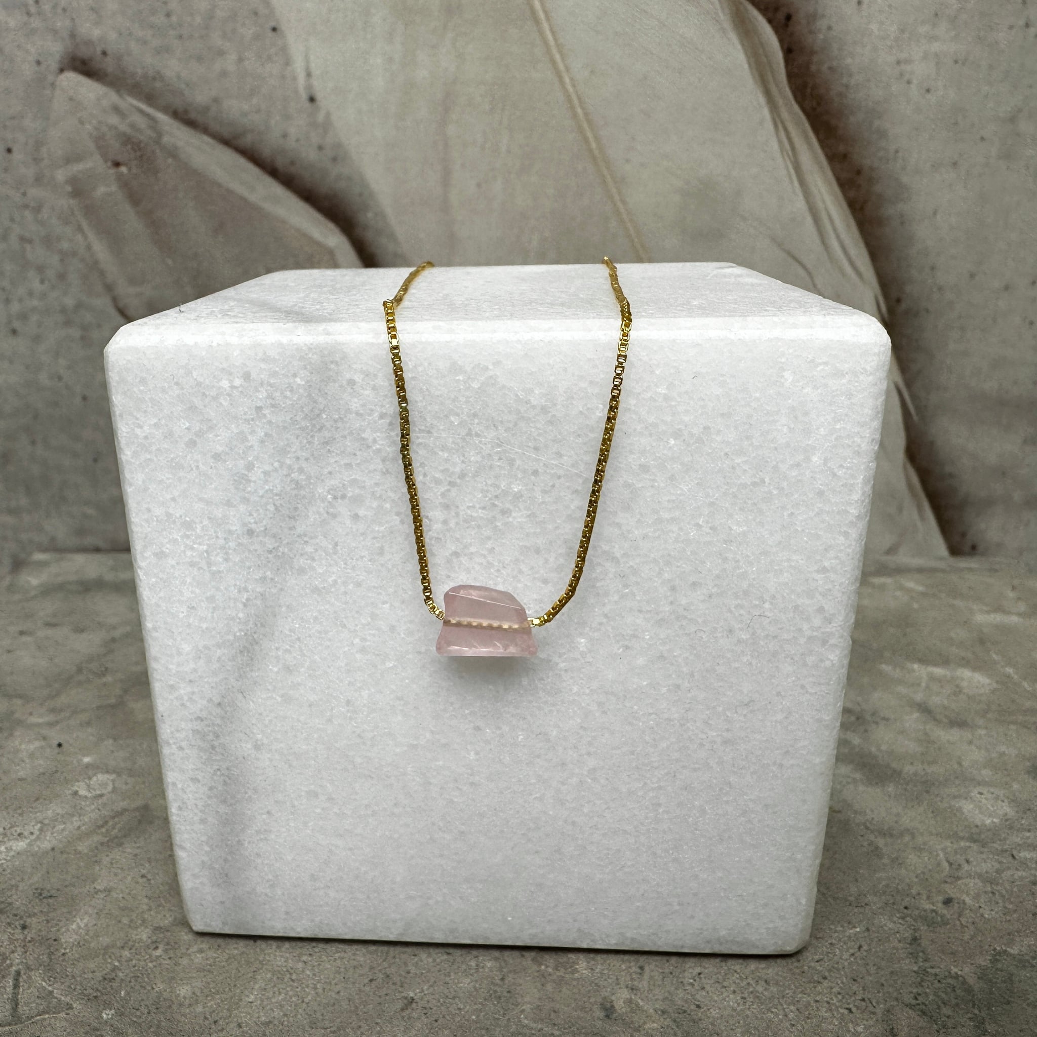 Rosenkvarts, halsband från Biverståhl Crystals