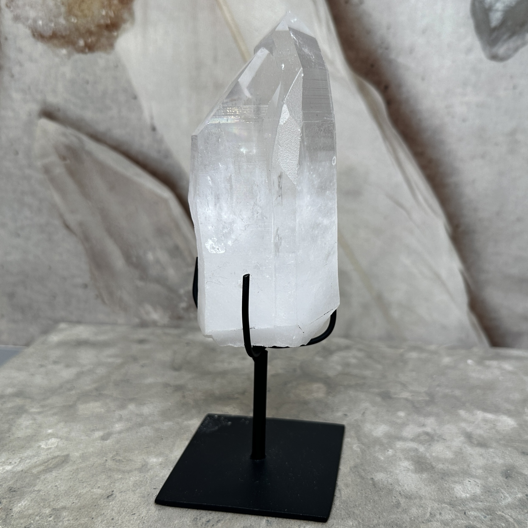 Lemurian Quartz, rå spets på ställning (B) Lemurian Quartz, rå spets på ställning (B)