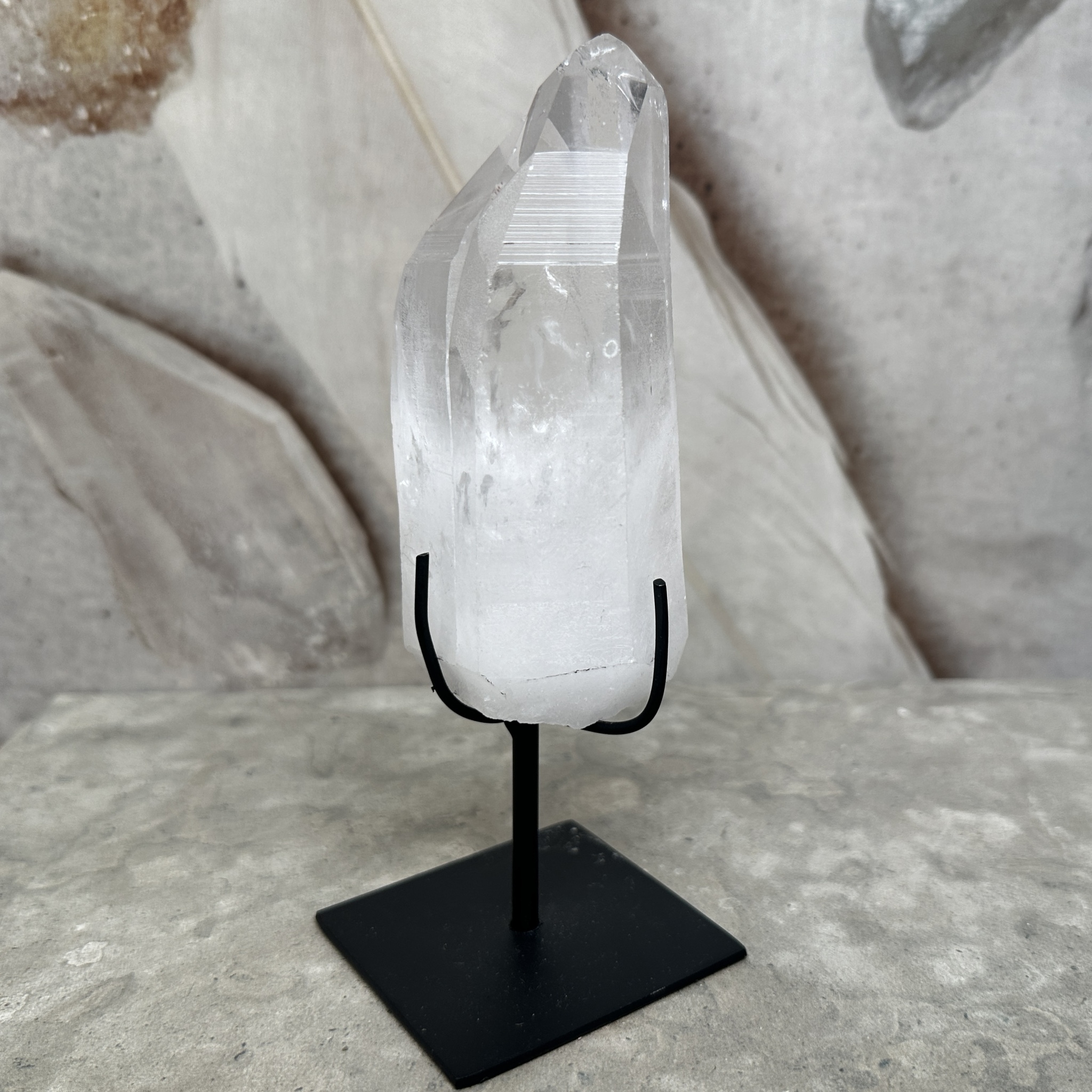 Lemurian Quartz, rå spets på ställning (B) Lemurian Quartz, rå spets på ställning (B)