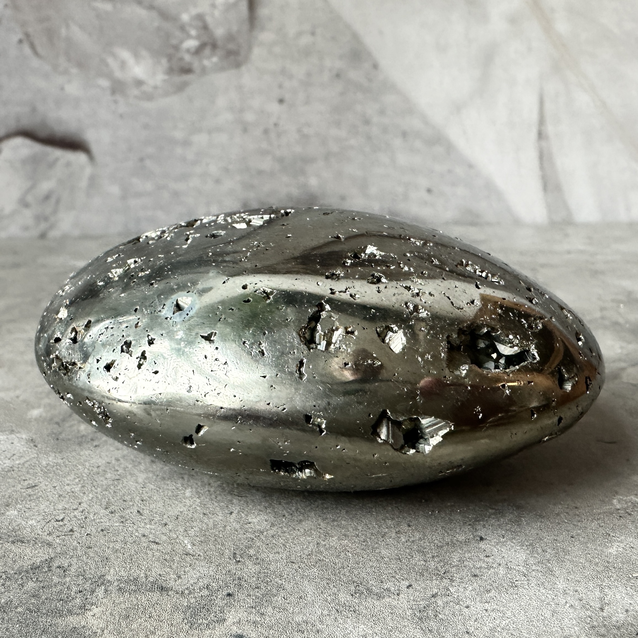 Pyrit, jumbo palmstone med kluster (A) Pyrit, jumbo palmstone med kluster (A)
