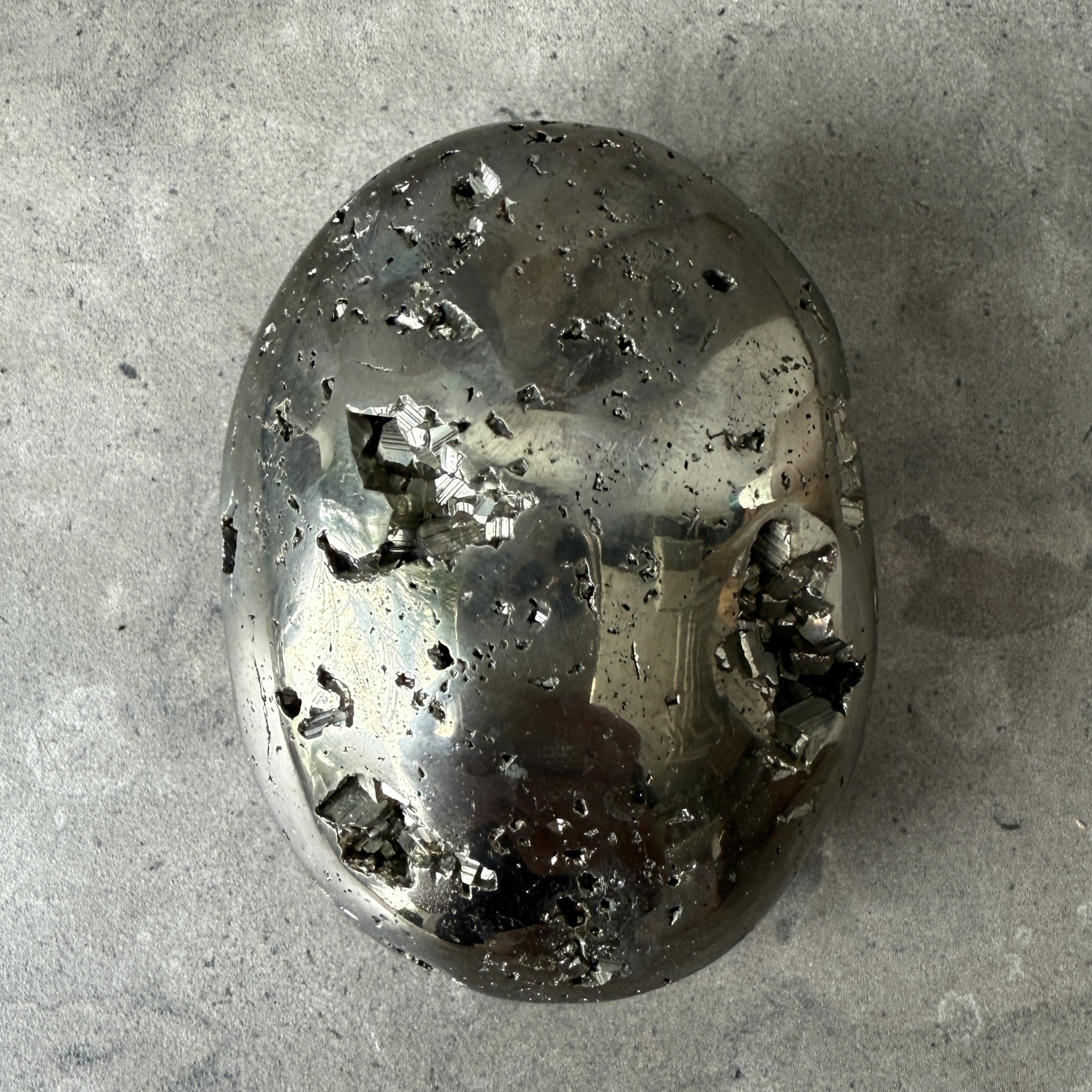 Pyrit, jumbo palmstone med kluster (A) Pyrit, jumbo palmstone med kluster (A)