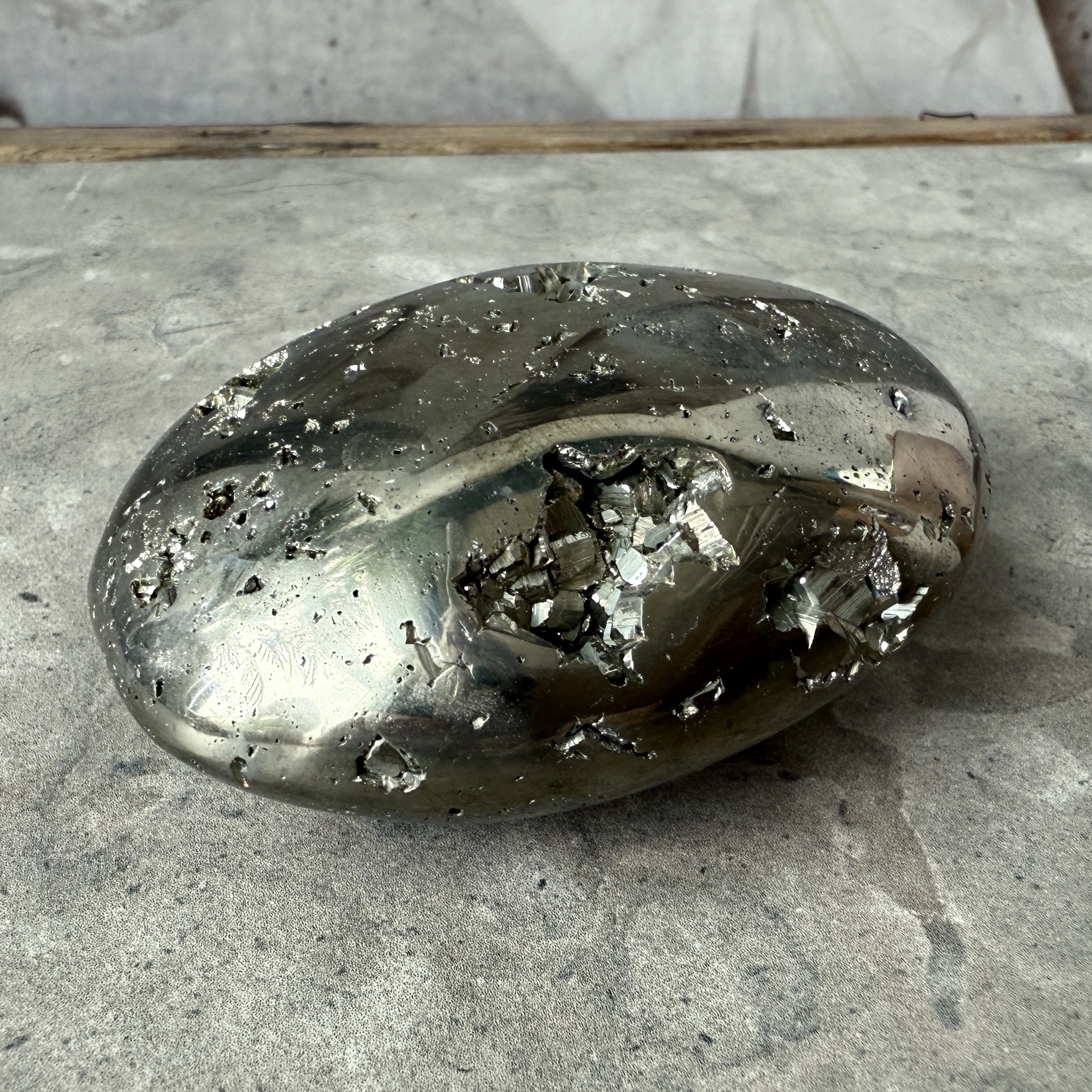 Pyrit, jumbo palmstone med kluster (A) Pyrit, jumbo palmstone med kluster (A)